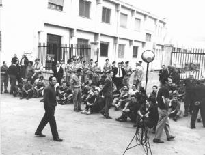 Sciopero dei lavoratori della Vanzetti - Picchetto davanti all'ingresso della fabbrica - Schieramento delle forze dell'ordine
