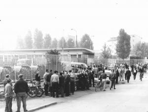 Sciopero dei lavoratori della Om - Lavoratori davanti all'ingresso della fabbrica - Presenti le forze dell'ordine