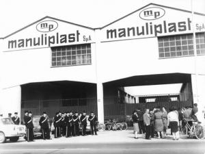 Manuliplast - Serrata della fabbrica - Lavoratori davanti all'ingresso della fabbrica - Schieramento delle forze dell'ordine - Insegna Manuliplast