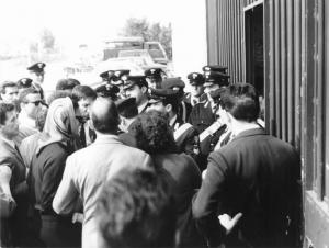 Manuliplast - Serrata della fabbrica - Lavoratori discutono con le forze dell'ordine davanti all'ingresso della fabbrica