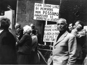 Manifestazione dei pensionati indetta dalla Camera del Lavoro - Piazza Mercanti - Comizio - Anziani - Cartelli di protesta