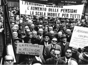 Manifestazione dei pensionati indetta dalla Camera del Lavoro - Piazza Mercanti - Anziani al comizio - Cartelli di protesta - Striscione