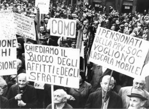 Manifestazione dei pensionati indetta dalla Camera del Lavoro - Piazza Mercanti - Anziani al comizio - Pensionati di Como - Cartelli di protesta