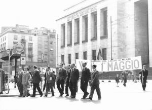 Manifestazione del primo maggio - Corteo dei lavoratori davanti al Palazzo di Giustizia - Testa del corteo con i sindacalisti, tra i quali Guido Venegoni - Striscione del 1° maggio