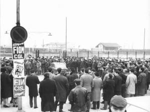 Sciopero dei lavoratori della Autobianchi - Comizio davanti alla fabbrica - Schieramento delle forze dell'ordine - Cartelli di sciopero Fiom Cgil, Fim Cisl