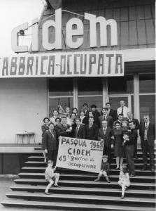 Cidem - Occupazione della fabbrica - Foto di gruppo - Lavoratori con famiglia e bambini sulle scale di ingresso della fabbrica - Striscione - Pasqua - Insegna Cidem