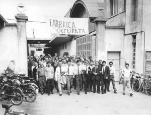 Asgen - Fine dell'occupazione della fabbrica - Lavoratori escono dai cancelli - Striscione di fabbrica occupata