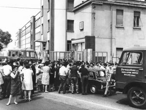 Sciopero dei lavoratori della Fiar - Picchetto davanti ai cancelli della fabbrica - Blocco del traffico - Insegna Fiar