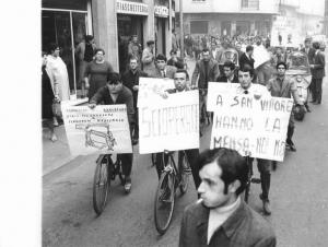 Ankerfarm - Corteo - Lavoratori in motocicletta e bicicletta - Cartelli di protesta