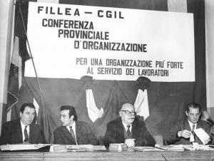 Camera del Lavoro - Sala "Bruno Buozzi" - Interno - Conferenza provinciale d'organizzazione della Fillea Cgil - Tavolo della presidenza - Parola d'ordine - Bandiera