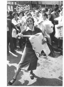 Sciopero dei lavoratori alimentaristi per il contratto - Manifestazione davanti alla Rai - Ritratto femminile - Donna con tamburo - Operaie con grembiule da lavoro