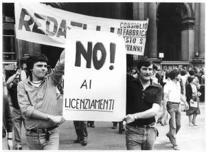 Sciopero generale dei lavoratori dell'industria in difesa dell'occupazione e della scala mobile - Corteo in piazza del Duomo - Lavoratori con cartello "No ai licenziamenti"