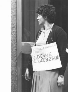 Sciopero dei lavoratori della San Carlo contro i licenziamenti - Presidio - Ritratto femminile - Lavoratrice con cartello