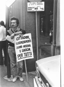 Sciopero dei lavoratori contro i licenziamenti alla Fiat - Ritratto maschile - Lavoratore con cartello