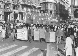 Sciopero delle lavoratrici della Irt Firt Telefunken - Testa del corteo in piazza del Duomo - Lavoratrici con cartelli - Striscione - Bandiera Flm