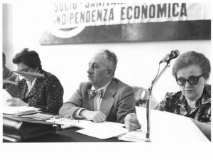 Circolo De Amicis - Interno - Convegno provinciale sui diritti dei pensionati - Tavolo della presidenza con tra gli oratori Merile Corradi a sinistra - Parola d'ordine