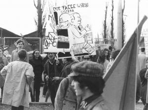 Studenti - Manifestazione contro una scuola di classe davanti alla fabbrica Pirelli - Cartelli di protesta - Bandiera