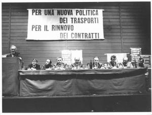Teatro Lirico - Interno - Assemblea per una nuova politica dei trasporti - Tavolo della presidenza con tra gli oratori Roberto Romei - Parola d'ordine