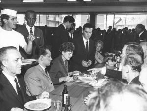 Sit Siemens - Mensa - Interno - La prima cosmonauta Valentina Tereskova in visita alla fabbrica mangia con i dirigenti