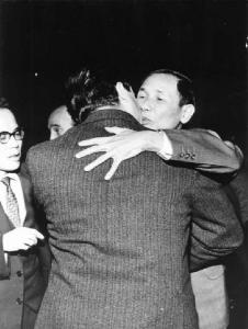Camera del Lavoro - Salone "Di Vittorio" - Interno - Incontro con la delegazione sindacale del Vietnam - Nguyen Cong Hoa abbraccia Annio Breschi