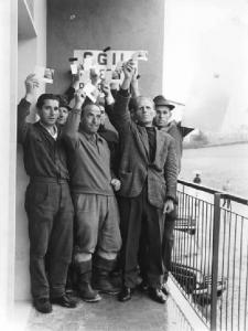 Sede Cgil - Balcone - Tesseramento - Foto di gruppo - Lavoratori agricoli mostrano la tessera della Cgil 1967