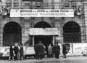 Antico palazzo della caserma - Ingresso - Sindacalisti - Striscione del 21° anniversario dalla vittoria sul fascismo