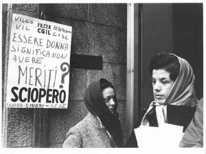 Sciopero dei lavoratori della Richard Ginori - Presidio davanti alla fabbrica - Ritratto di donne - Cartello di protesta della Filcea Cgil