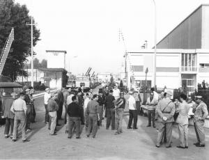 Sciopero dei lavoratori edili della Sicop - Presidio davanti all'azienda - Forze dell'ordine