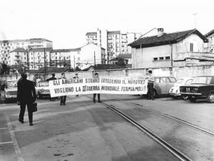 Manifestazione del Pci contro la guerra e per la pace nel Vietnam - Giovani con striscione di denuncia davanti alla Breda