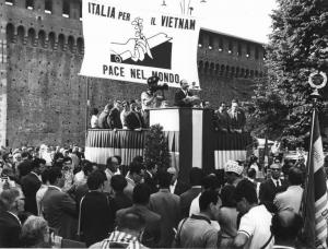 Manifestazione contro la guerra e per la pace in Vietnam - Piazza Castello - Comizio - Palco - Oratore al microfono - Striscione per la pace nel mondo