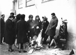 Tuscav - Occupazione della fabbrica - Lavoratori si scaldano intorno al fuoco