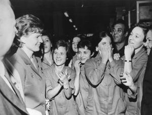 Sit Siemens - Interno - La prima cosmonauta Valentina Tereskova in visita alla fabbrica - Incontro con le lavoratrici - Operaie con grembiule da lavoro