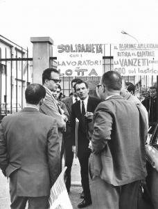 Vanzetti - Occupazione della fabbrica contro i licenziamenti - Il liquidatore della Vanzetti discute con altri uomini davanti alla fabbrica - Cancelli con cartelli di protesta