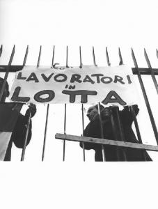 Vanzetti - Occupazione della fabbrica contro i licenziamenti - Lavoratori dietro i cancelli - Cartello di lotta