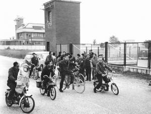 Sciopero dei lavoratori della Worthington per un nuovo sistema di cottimo - Presidio davanti all'ingresso della fabbrica in bicicletta e motocicletta - Operai con tuta da lavoro
