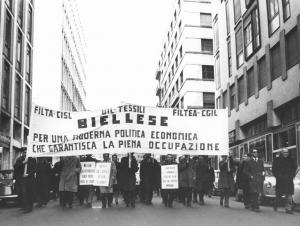 Sciopero nazionale unitario dei lavoratori tessili - Corteo - Cartelli di protesta - Striscione