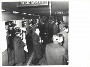 Sciopero degli impiegati della Sit Siemens - Lavoratori in metropolitana, fermata Sesto Marelli - Cartelli di sciopero - Megafono