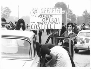 Magnetofoni Castelli - Occupazione della fabbrica contro i licenziamenti - Strada davanti alla fabbrica - Lavoratrici fermano le automobili in cerca di solidarietà - Cartello
