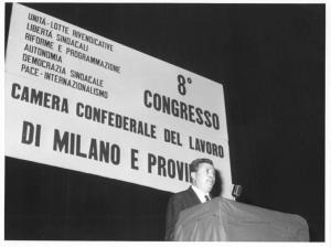 Teatro Lirico - Interno - 8° Congresso della Camera confederale del lavoro di Milano e provincia - Palco - Oratore al microfono - Parola d'ordine del congresso