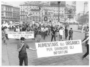 Sciopero dei lavoratori della Falck - Corteo in piazza del Duomo - Striscioni - Cartelli di sciopero Fiom Cgil, Fim Cisl - Pubblicità sui palazzi - Monumento a Vittorio Emanuele II