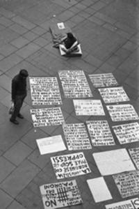 Camera del Lavoro - Piazzale - Sciopero della fame dell'anarchico Michele - Azione politica - Cartelli di protesta - Passante legge i cartelli