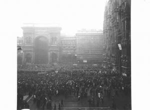 Strage alla Banca Nazionale dell'Agricoltura di Piazza Fontana - Piazza del Duomo - Funerali delle vittime - Folla di persone