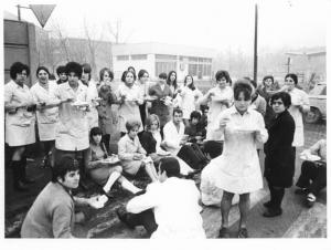Sciopero delle lavoratrici della Mivar - Lavoratrici mangiano davanti alla fabbrica - Operaie con grembiule di lavoro