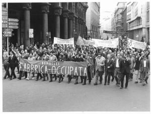 Bombelli - Occupazione della fabbrica - Corteo dei lavoratori in corso Vittorio Emanuele II - Sindacalisti in prima fila - Striscioni - Bandiere