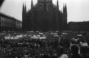 Sciopero generale per le riforme (casa, fisco, prezzi, sanità) - Piazza del Duomo - Comizio - Folla di manifestanti - Striscioni - Bandiere - Il Duomo