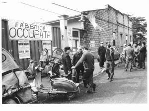 Bombelli - Occupazione della fabbrica contro i licenziamenti - Lavoratori davanti all'ingresso della fabbrica - Striscione - Cartelli di sciopero - Bandiera