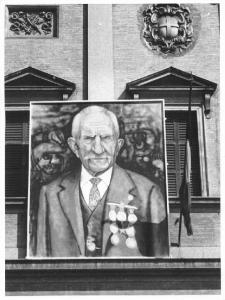 Antifascismo - Funerali di "Papà Cervi" - Ritratto di Alcide Cervi appeso sulla facciata del Comune - Bandiera