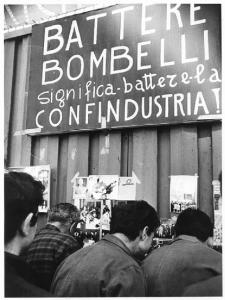 Bombelli - Occupazione della fabbrica contro i licenziamenti - Ingresso della fabbrica con appese fotografie dell'occupazione - Lavoratori - Cartelli