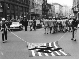 Manifestazione antifascista contro la politica americana e contro Nixon - Corteo - Bandiera - Schieramento delle forze dell'ordine