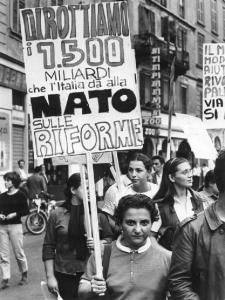 Manifestazione antifascista contro la politica americana e contro Nixon - Corteo - Particolare di manifestante con cartello